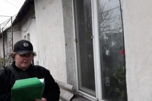 Пробоины в заборах и дыры в окнах: под Луганском обстреляли частный сектор