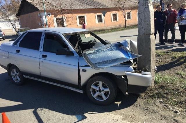 В Новотроицке водитель «ВАЗа» врезался в опору ЛЭП