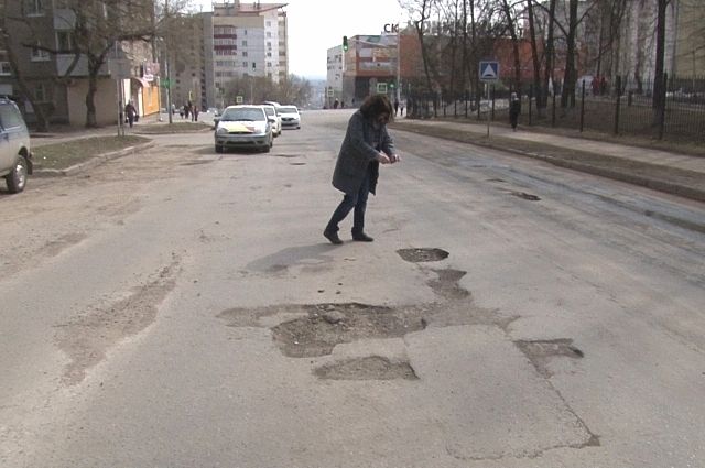 Корреспондент фиксирует яму, обнаруженную на улице Кольской, в приложении.