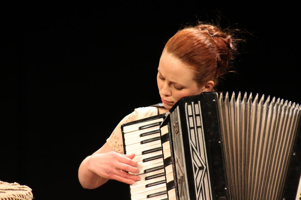 Анастасия Альмухаметова сама играет на аккордеоне.