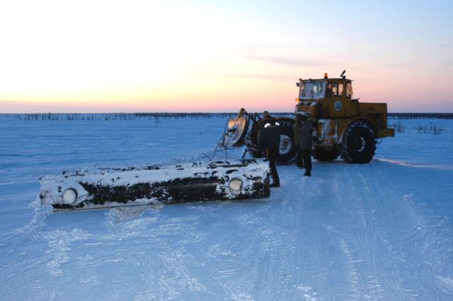 На Ямале дорожники устраняют последствия метели на зимниках