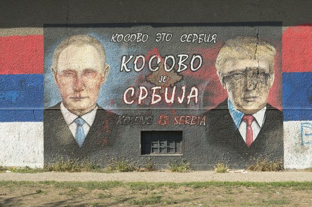 Граффити на стене здания в Белграде очень рельефно отражает место Сербии в мире – между Россией и США.