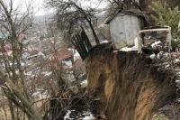 Год назад в этом же районе Георгиевска в пропасть уже летели постройки и заборы.