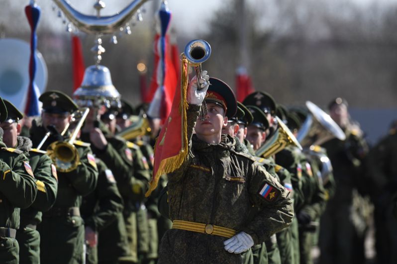 Военный музыкальный оркестр во время репетиции парада Победы на военном полигоне «Алабино».