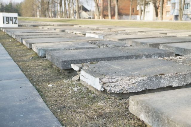 Некоторые плиты-надгробия в мемориальном комплексе по улице «Нормандия–Неман» требуют срочного ремонта.