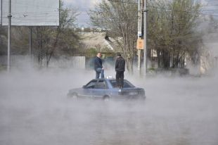 В Харькове двое мужчин из-за «наводнения кипятком» оказались на крыше авто
