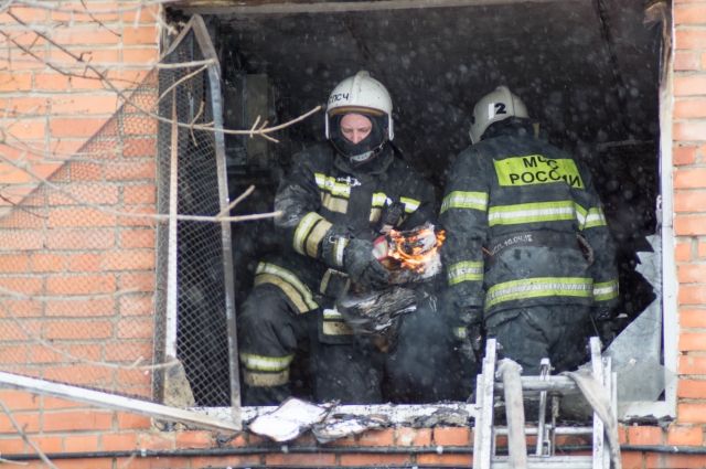 В здании обнаружили три газовых баллона, которые вынесли во избежание взрыва.