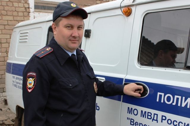 Уполномоченный полиции Сергей Попов из Верещагино не смог равнодушно пройти мимо брошенного родителями мальчика. 