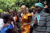 Иванка Трамп танцует на встрече с женщинами-предпринимателями на какао-ферме во время визита в Кот-д'Ивуар.