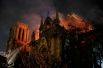 Пожарные тушат собор Парижской Богоматери, загоревшийся вечером 15 апреля, Франция.