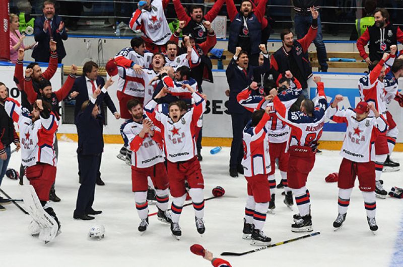 Игроки ЦСКА радуются победе над омским «Авангардом» в финальной серии плей-офф КХЛ.