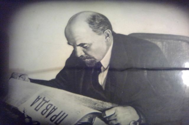 Это снимок Петра Оцупа «Ленин читает «Правду». В домах россиян был распространён повсеместно.