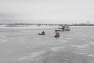 Двух рыбаков сняли с льдины в Магаданской области.