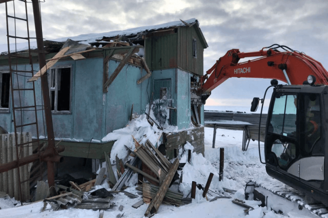 На Ямале сносят заброшенный поселок вахтовиков на берегу Карского моря