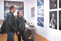 Посетители галереи «Нагорная» знакомятся с выставкой фоторабот.