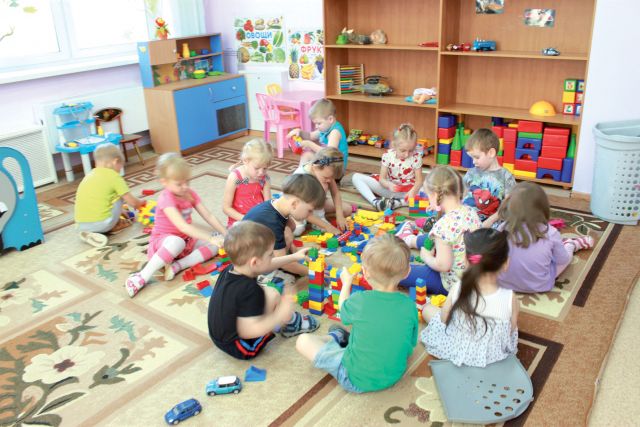 Многие группы в детских садах переуплотнены.