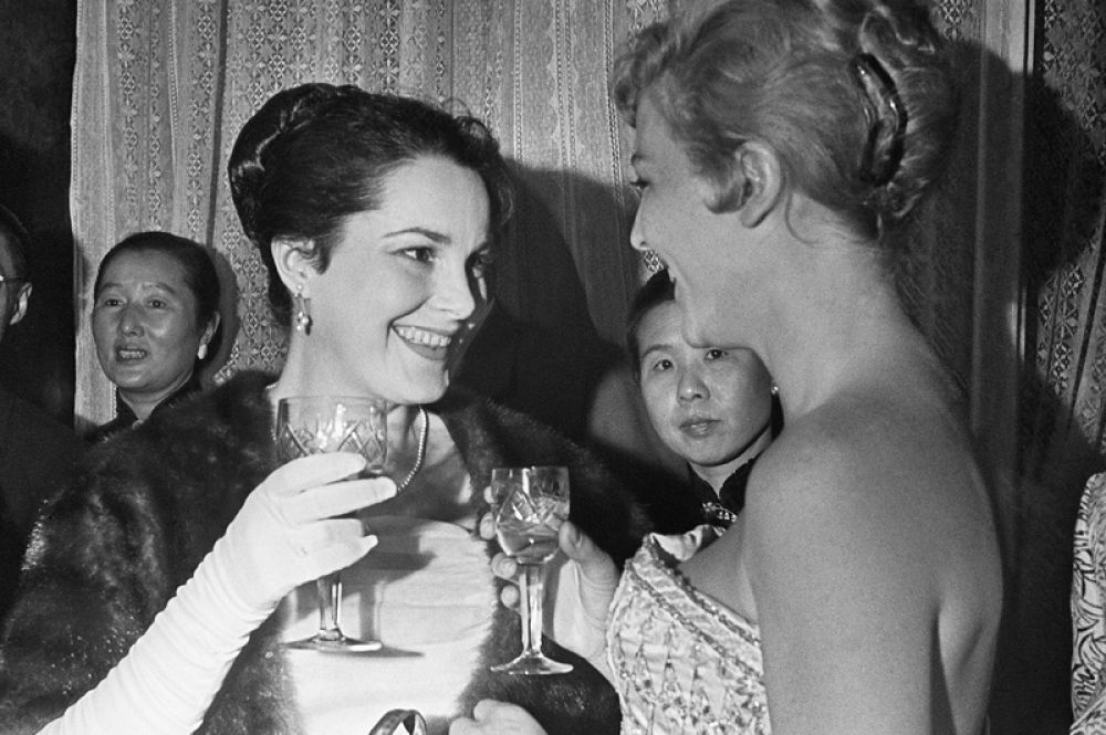 Советская актриса Элина Быстрицкая и актриса из Франции Николь Курсель беседуют на приеме в день открытия Первого Московского международного кинофестиваля в 1959 году.