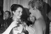 Советская актриса Элина Быстрицкая и актриса из Франции Николь Курсель беседуют на приеме в день открытия Первого Московского международного кинофестиваля в 1959 году.