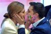 Владимир Зеленский целует свою супругу Елену после объявления данных первых официальных экзит-полов на президентских выборах Украины в предвыборном штабе в Киеве.