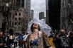 Женщина во время ежегодного Пасхального парада на Пятой авеню в Нью-Йорке.