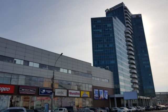 В ГУ МЧС по Новосибирской области сообщили, что здание МФК было проверено, в итоге ничего обнаружено не было.