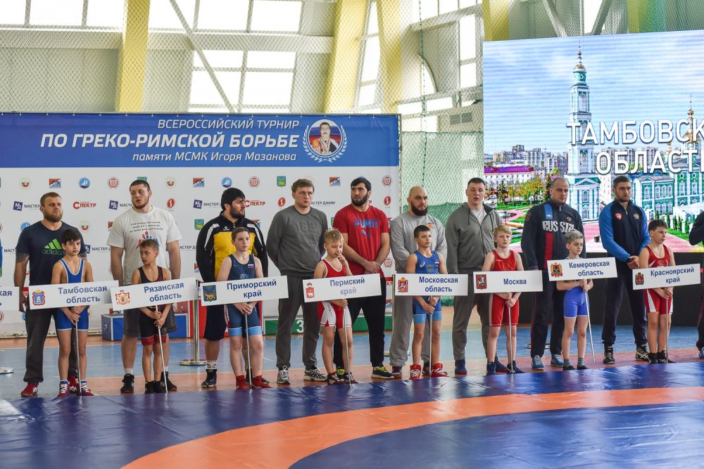 Нынешние чемпионы и их смена - на ковре соревнований.