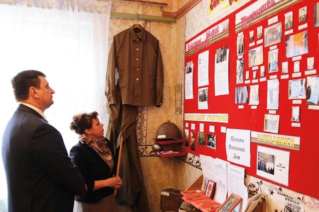 Игорь Ляхов осматривает экспозицию музея в Викторове.