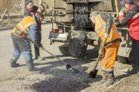 Масштабный ремонт дорог должен начаться в мае, а пока рабочие круглосуточно «латают» ямы.