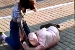 Все стояли и снимали на видео: на Волыни школьницы устроили жестокую драку
