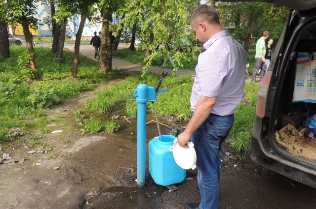С октября 2015 года у горожан образовался долг в 9 млн руб. за пользование колонками водоснабжения.