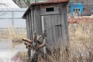 Всё, что накопили за зиму, весной во время паводка уходит на поля – и не нужен никакой смыв из бачка.