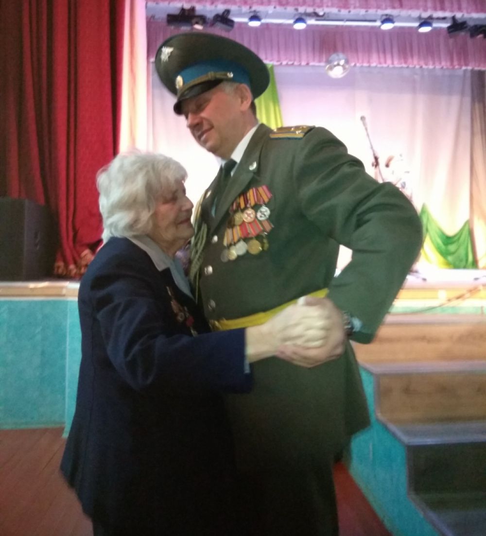 Сухобузимское. Вальс с ветераном Орловцевой Алимпиадой Петровной.