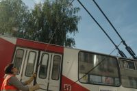 Штанга токоприемника троллейбуса сорвалась с контактной сети и пробила заднее и боковое окна автобуса.