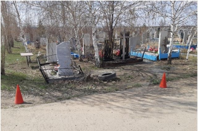 В Новотроицке неизвестный водитель попал в ДТП на кладбище