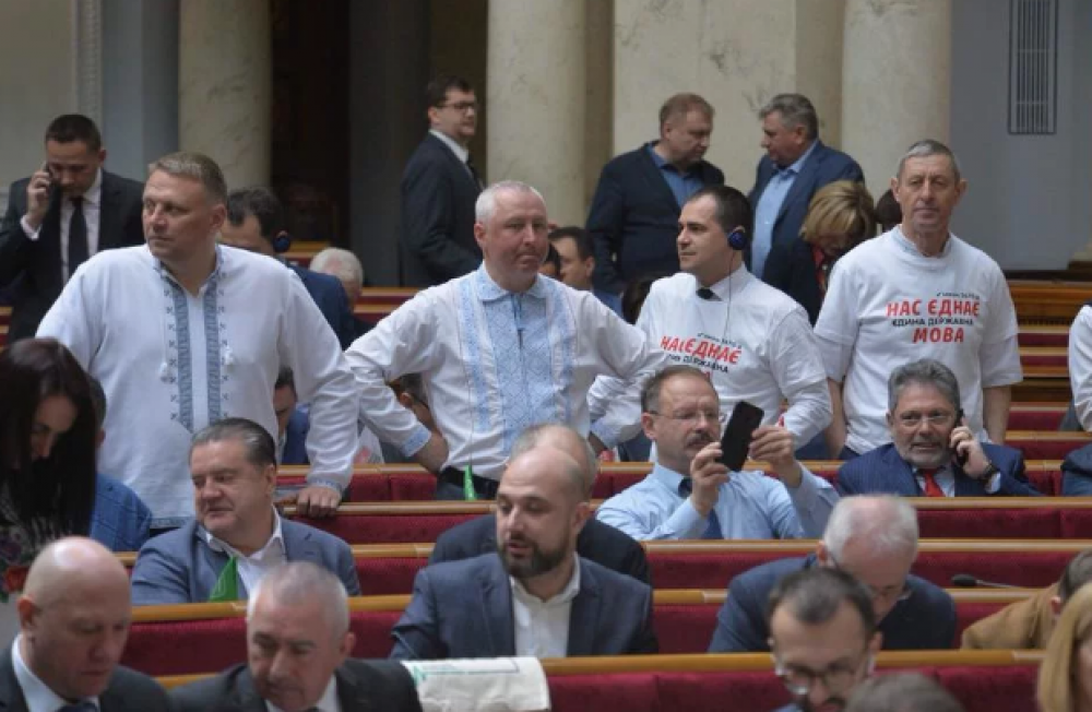 "Нас єднає мова" - в таких футболках в Раду приходили депутаты. С лозунгом и не поспоришь