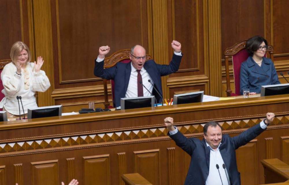 Момент принятия закона - на заднем плане спикер Рады Андрей Парубий радуется принятому языковому закону