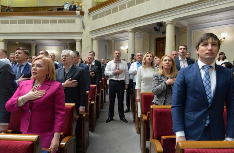 Депутаты поют гимн перед принятием законопроекта