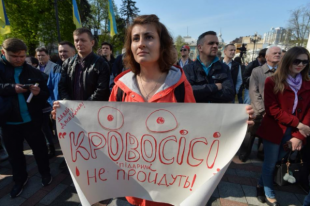 Гимн, митинг и объятия: как Рада принимала закон об украинском языке