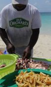 Приготовление пищи на берегу океана.