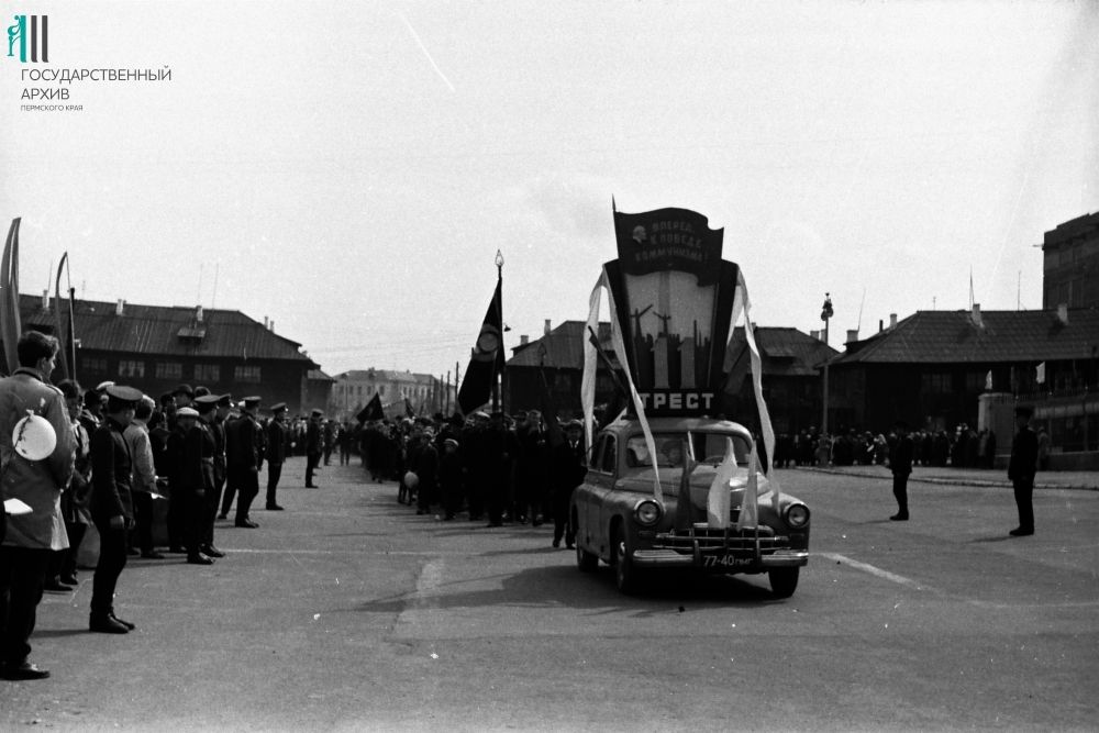 Первомайская демонстрация трудящихся Орджоникидзевского района, 1965 год.
