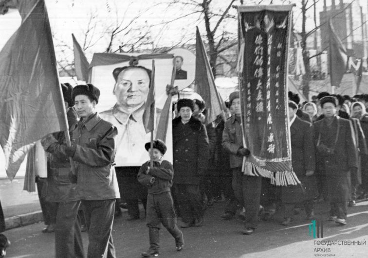 Китайские рабочие на первомайской демонстрации, 1955-56 годы.