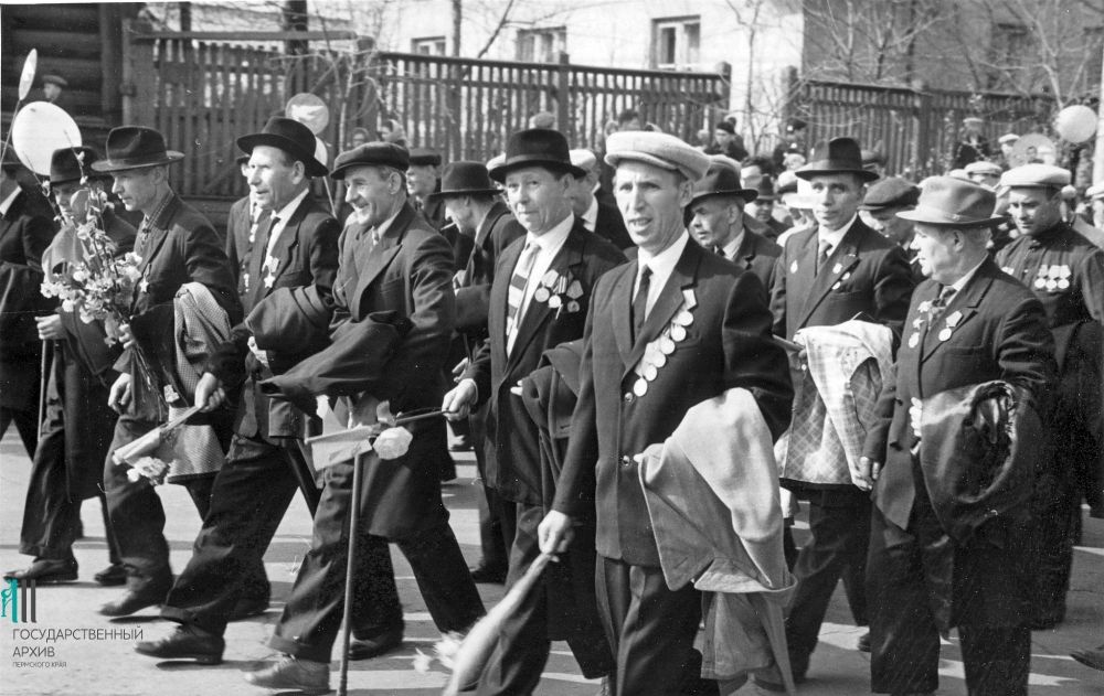 Фронтовики завода имени Дзержинского на Первомае, 1965 год.