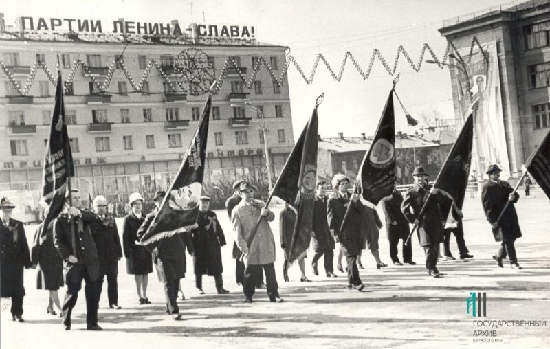 Работники Пермского телефонного завода на Первомайской демострации, 1976 год.