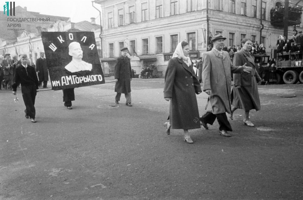 Первомайская демонстрация с участием городских средних школ №№11, 17 и 26, 1956 год.
