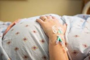 В Днепре врачи борются за жизнь беременной школьницы: что произошло