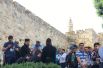 Паломники ждут, когда откроют проход к Храму Гроба Господня.