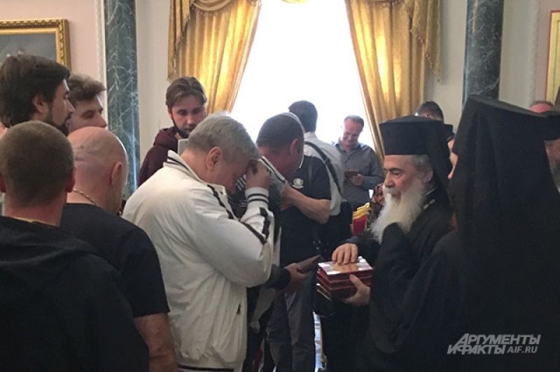 Патриарх Иерусалимский Феофил III благословляет российских паломников.