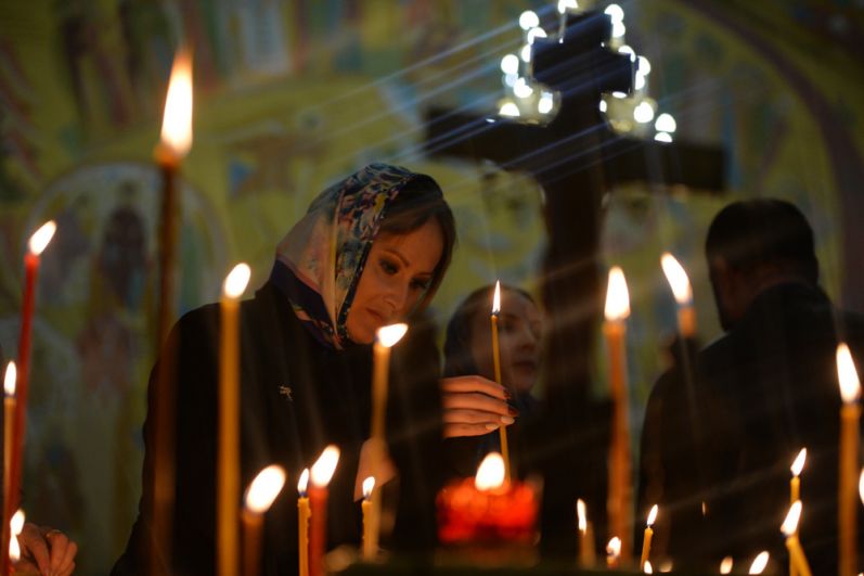 Верующие во время пасхального богослужения в Свято-Троицком кафедральном соборе в Екатеринбурге.