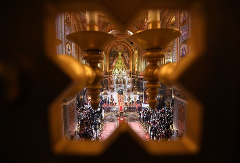 На праздничном пасхальном богослужении в храме Христа Спасителя в Москве.