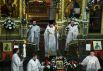 Священнослужители во время пасхального богослужения в Кафедральном соборе Казанской иконы Божией Матери в Чите.